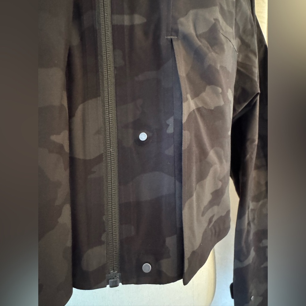 Lululemon Rain Chaser Jacket Heritage 365 Camo Dark Olive - Picture 3 of 10